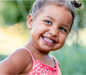 4letý chlapec, který se usmívá, venku