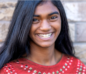 Mladý teenager se široce usmívá