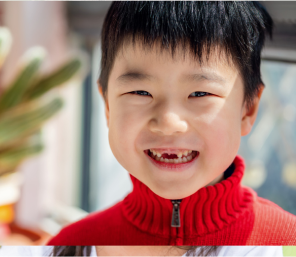 5leté dítě, které se usmívá s chybějícími zuby