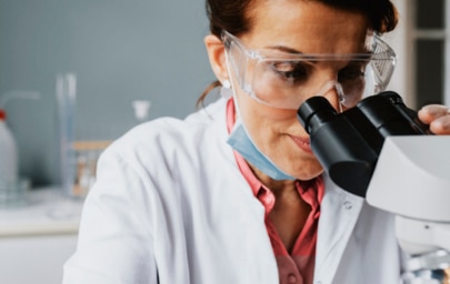 stomatologický vědec při práci