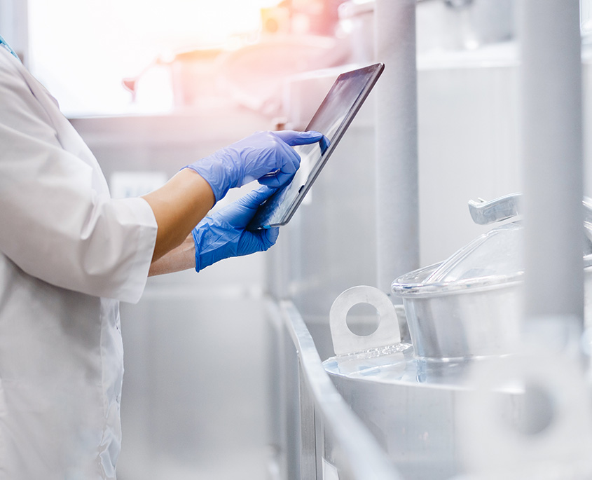 Detail lékaře používajícího tablet