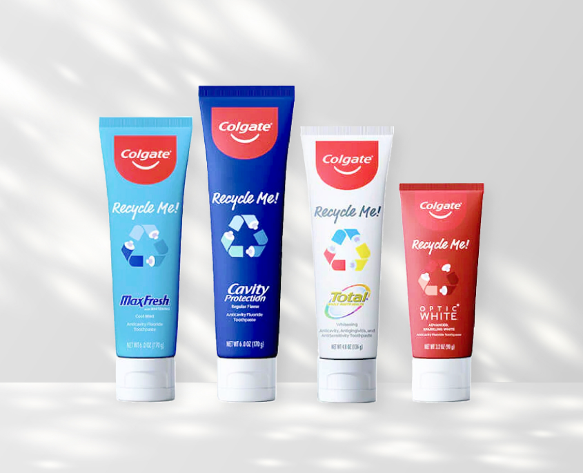 Mladá žena si čistí zuby