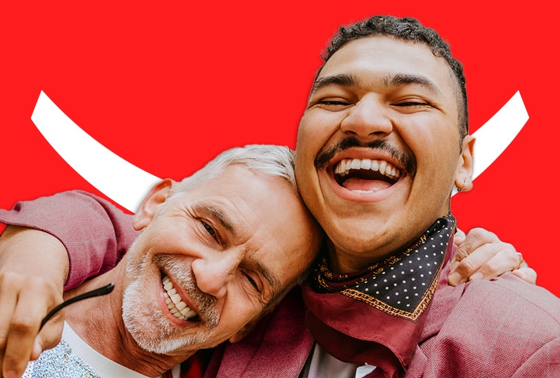 pár se baví a hýří úsměvy