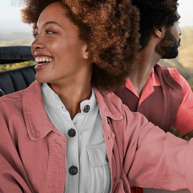 usměvavý pár na cestě za dobrodružstvím