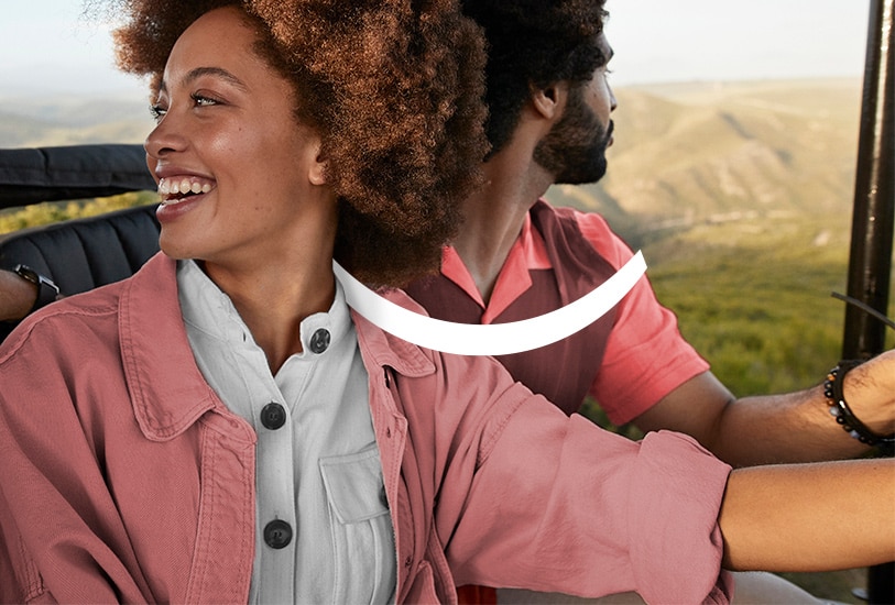 usměvavý pár na cestě za dobrodružstvím