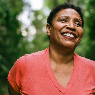 Starší žena, která se usmívá