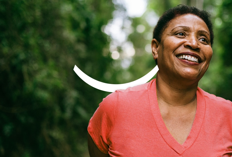 Starší žena, která se usmívá