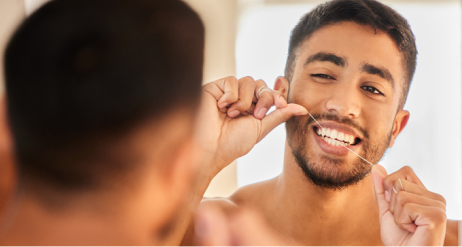 muž používající zubní nit