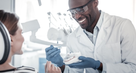 Zubní lékař ošetřující ženu