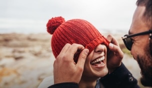 Dvě ženy s batohem na zádech na procházce v přírodě