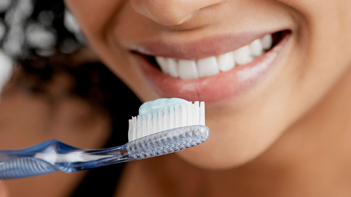 Brosse à dents dentifrice femme sourire