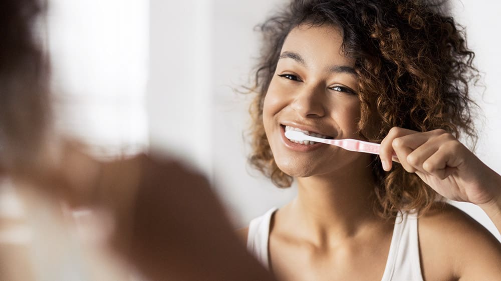 Čistěte si zuby alespoň dvakrát denně nebo podle pokynů zubního lékaře či dentální hygienistky.